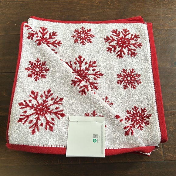 CARO Home Christmas Red & White SNOWFLAKE Bathroom Bath Towel Set of 2 NEW - Picture 2 of 2